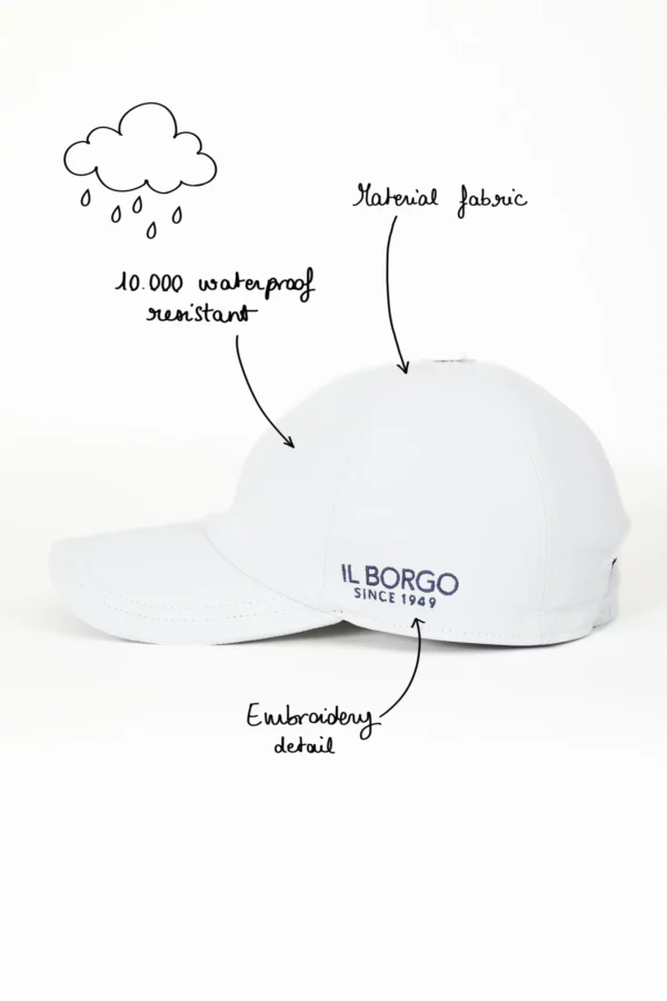 Cappellino baseball impermeabile, bianco con ricamo blu sul fianco del prodotto.