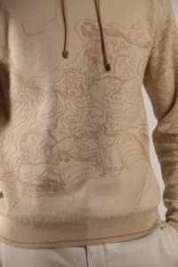 Two-tone sweatshirt made with the Jacquard technique, with print of the map of Elba Island. Its 100% cotton composition makes it perfect for a summer evening.