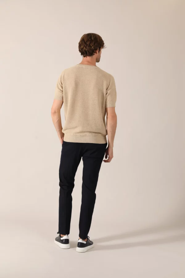 T-shirt in honeycomb stitch that creates a geometric texture. Made of linen-cotton for a fresh feeling.