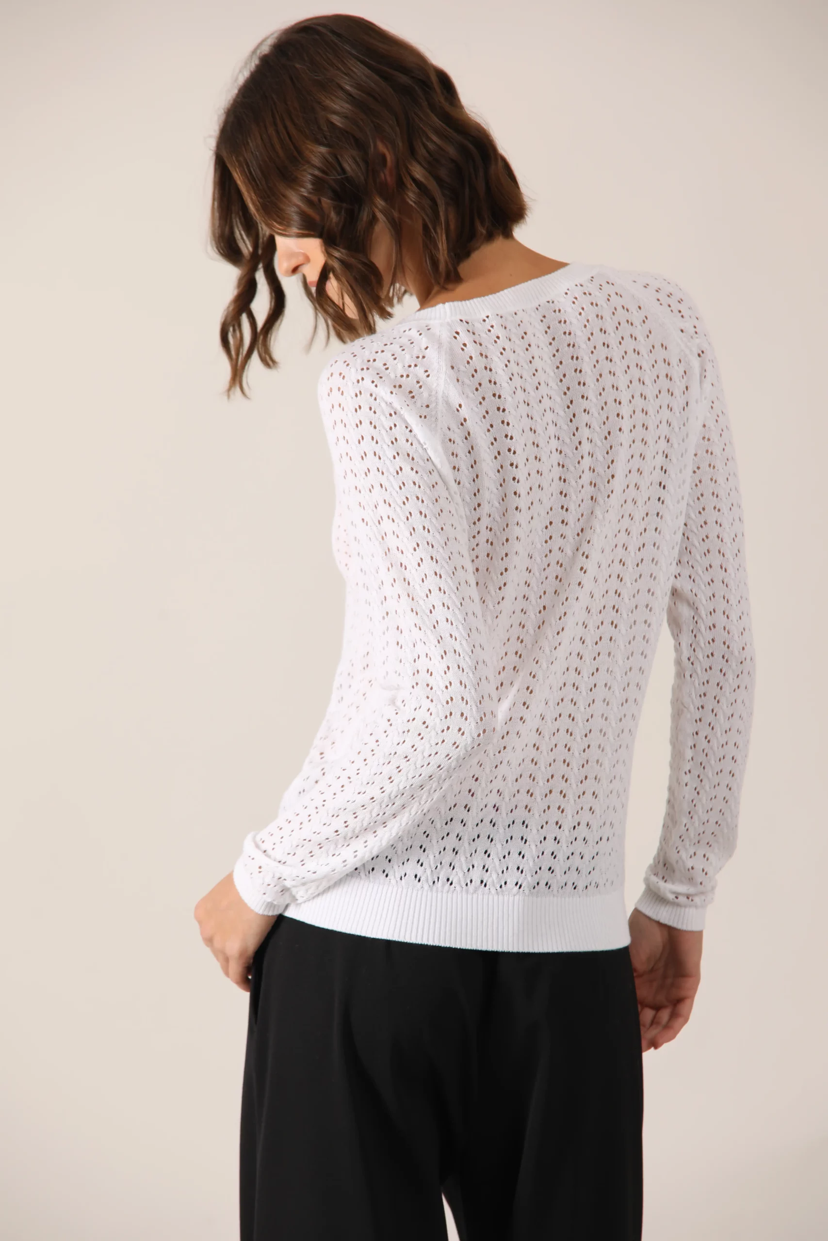 White cotton crew neck, with a relaxed but elegant cut. The openwork adds a romantic but sober dimension.