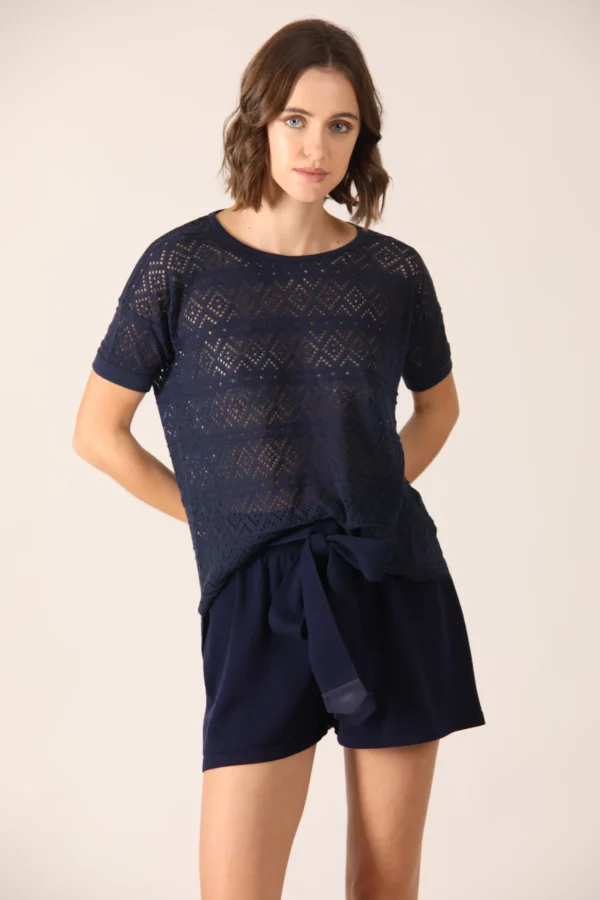 This elegant short-sleeved cotton-silk top is perfect for summer days. Its perforated design adds a touch of sophistication, while the navy color gives a timeless elegance.