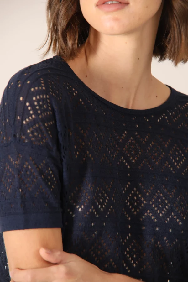 This elegant short-sleeved cotton-silk top is perfect for summer days. Its perforated design adds a touch of sophistication, while the navy color gives a timeless elegance.