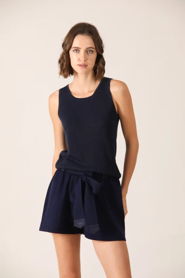 Basic tank top with U-shaped neckline, composed of silk and cotton for maximum freshness.