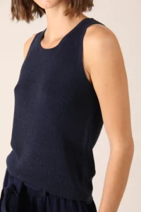 Basic tank top with U-shaped neckline, composed of silk and cotton for maximum freshness.