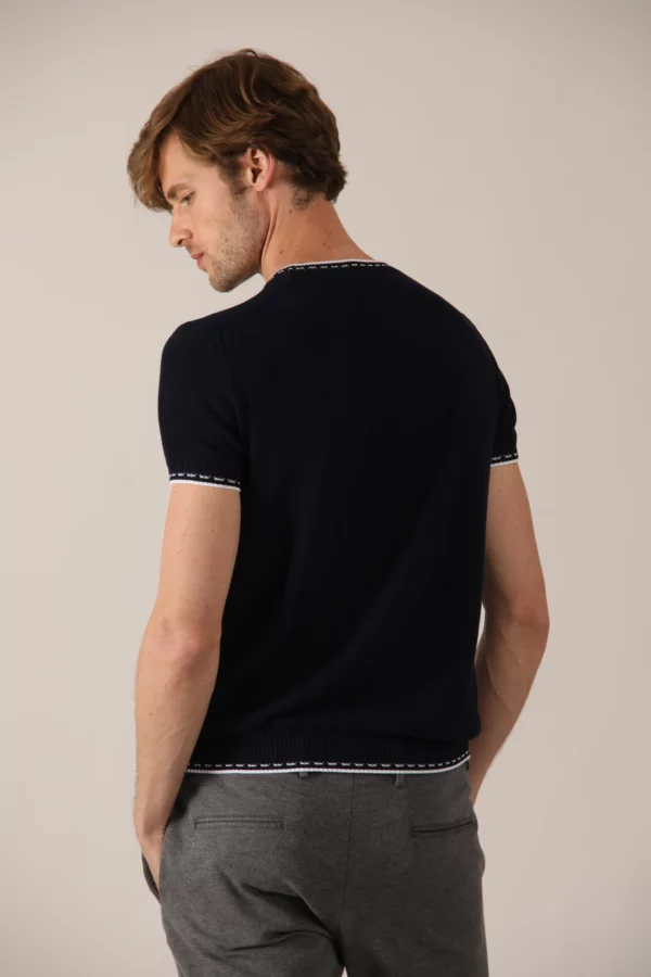 Cotton t-shirt, contemporary design with small details of contrasting hatches.