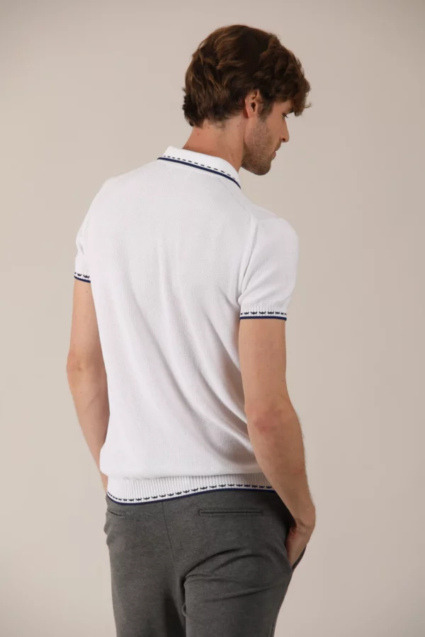 Cotton polo shirt, contemporary design with small details of contrasting hatches.