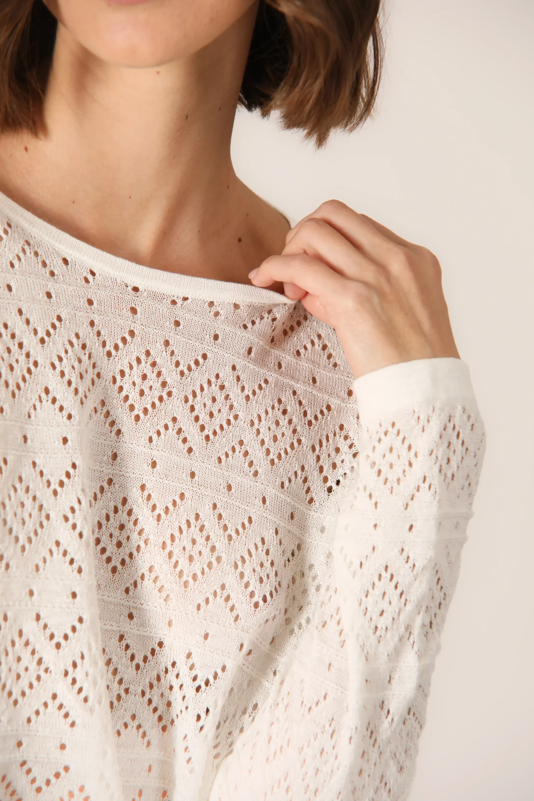 This elegant white lace top is made of a soft knit, perfect to add a touch of sophistication to your wardrobe. Made of cotton-silk, this top offers a very soft feel on the skin and a comfortable fit.