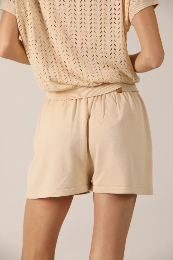 Cotton shorts with suede details are an elegant addition to your summer wardrobe. The suede details add a touch of luxury and sophistication to this garment, making it perfect for hot and sunny days.