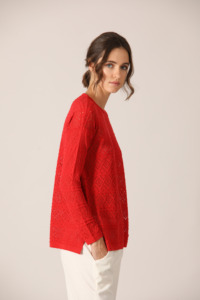This elegant lace top is made of a soft knit, perfect to add a touch of sophistication to your wardrobe. Made of cotton-silk, this top offers a very soft feel on the skin and a comfortable fit.